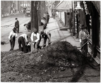 خنازير فضفاضة في الشارع في الثالث عشر وشارع السوق بواسطة تشارلز كليمنت هولت
